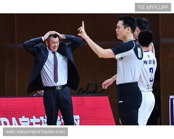 禁区拉拽判罚为何常成争议？裁判尺度到底怎么把握